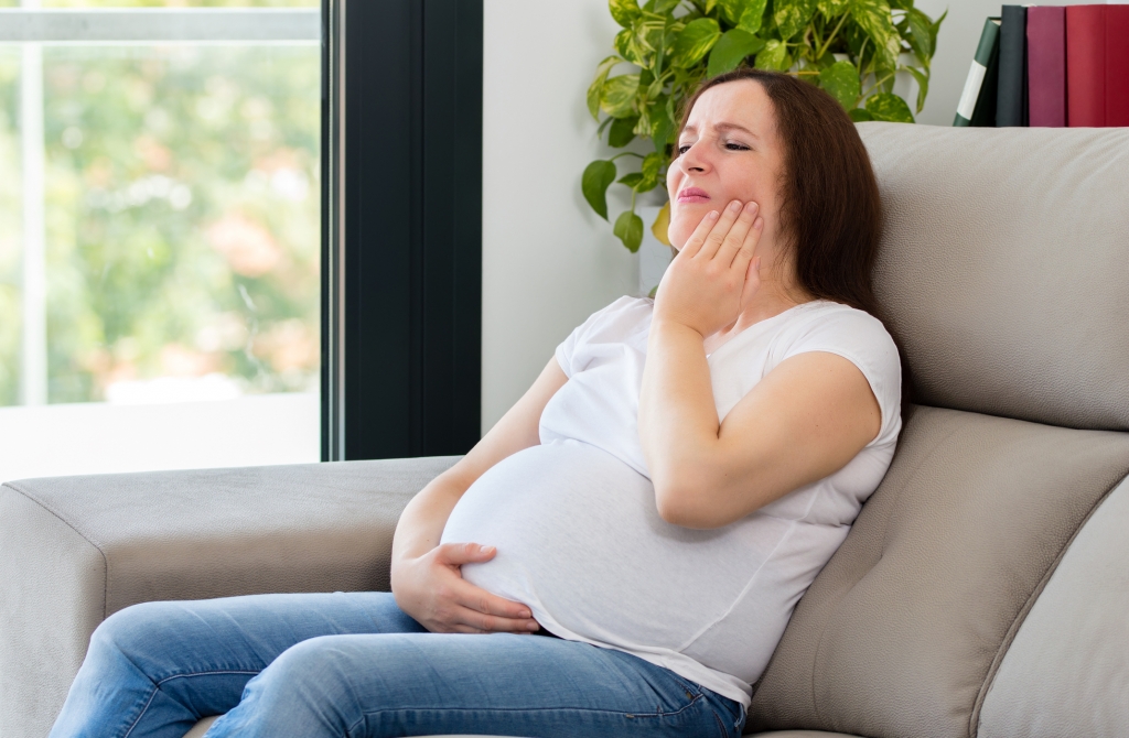 image of pregnant woman at dentist